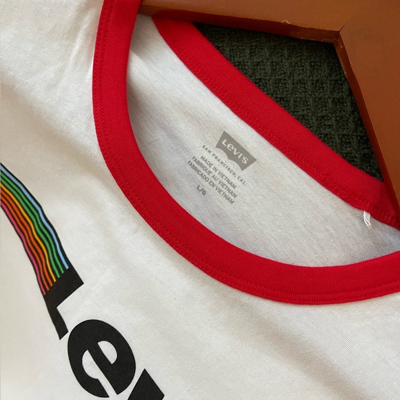 NEW Levi’s Rainbow Logo T-Shirt - Picture 6 of 6